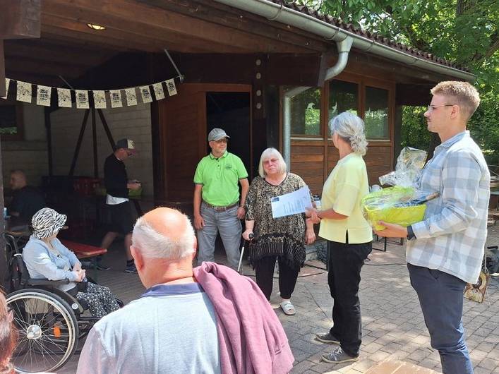 Sommerfest 2025 Begleitetes Wohnen in Familien (BWF) – Weitere Personen kommen an.