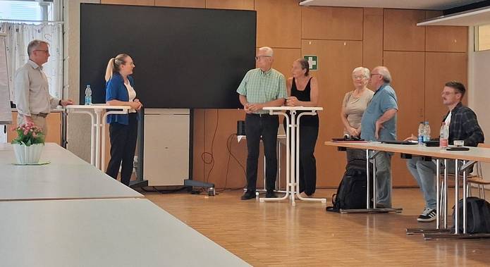 Informationsveranstaltung Offener Raum – Mitarbeitende der Diakonie Stetten im Gespräch mit Teilnehmern. Informationsveranstaltung Offener Raum – Mitarbeitende der Diakonie Stetten im Gespräch mit Teilnehmern.