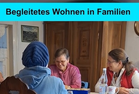 Mehrere Personen sitzen an einem Tisch – Zum Video hier klicken