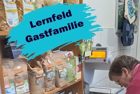 Eine Person steht vor einem Regal – Zum Video hier klicken