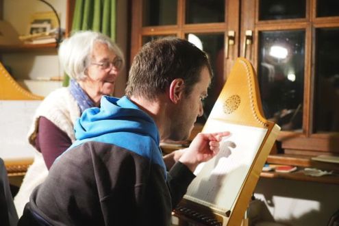 Zwei Personen sitzen vor einem Instrument (Foto: Gerhard Reider)